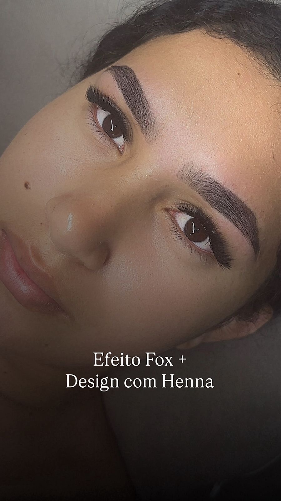 Efeito Fox com design de sobrancelha com henna