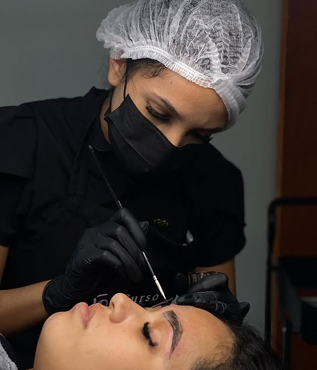 Brenda, especialista da Brecilios, realizando um procedimento de sobrancelhas